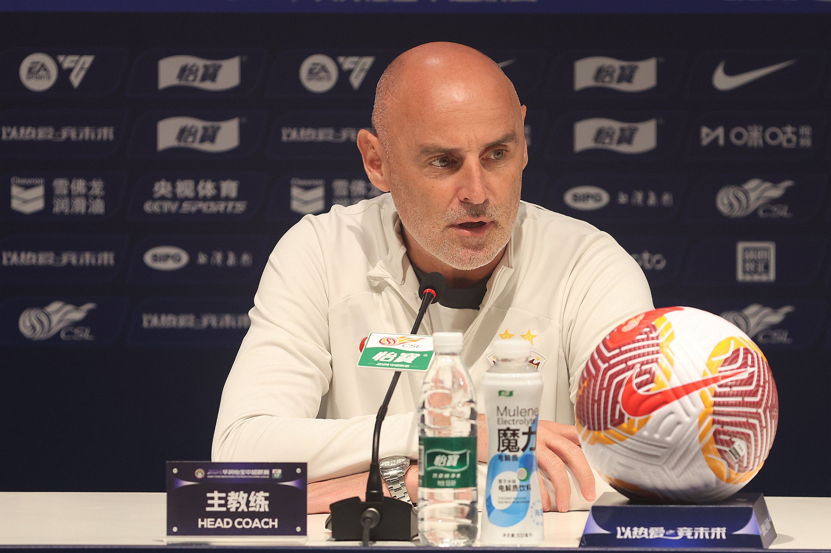 东体：海港还未在凤凰山取胜过，茹萨停赛空缺待填补