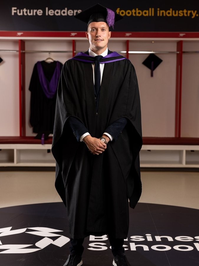 菲尔-琼斯毕业感言：退役时就决定攻读这一课程，未来可能做总监