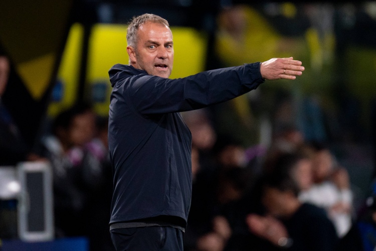 世体：弗里克应对伤病继续调整阵容，目前演练了两套阵容应对比赛