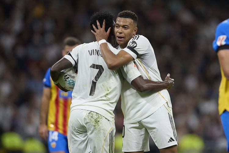 马卡：维尼修斯抢点球让姆巴佩错失戴帽的机会，后者选择沉默