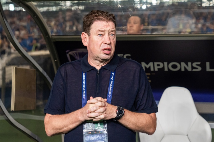 斯卢茨基:明年阵容可能会有1-2名队员调整,不是说调整1-2名外援