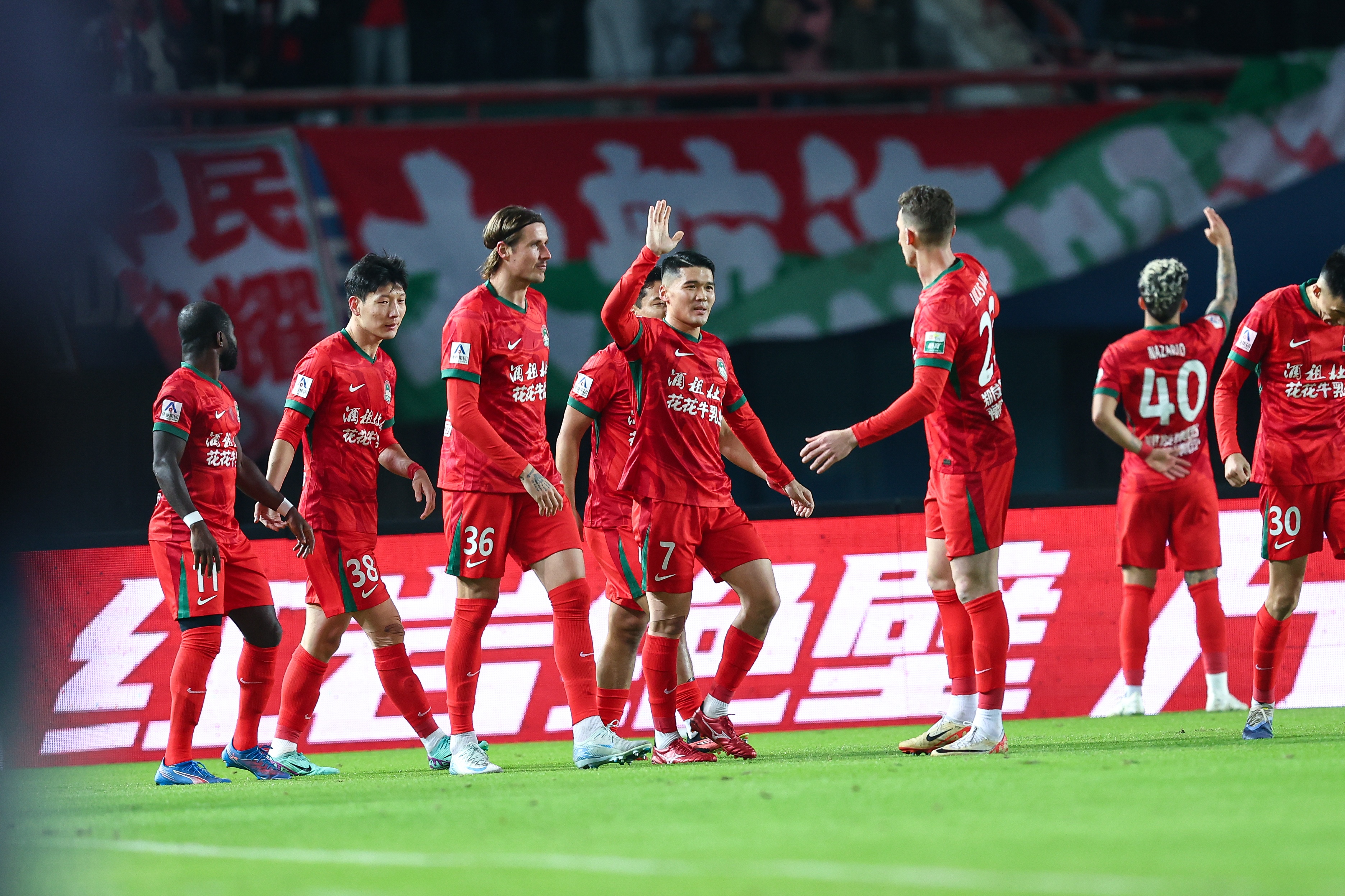 新华社评河南队:平民球队31年坚守赢得尊重,浓厚氛围提供动力