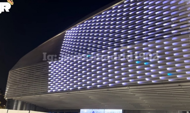 博主晒画面:伯纳乌球场在夜晚进行外景灯光测试